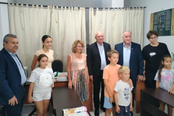 МОН засилва сътрудничеството с Албания за преподаване български на ученици с български произход