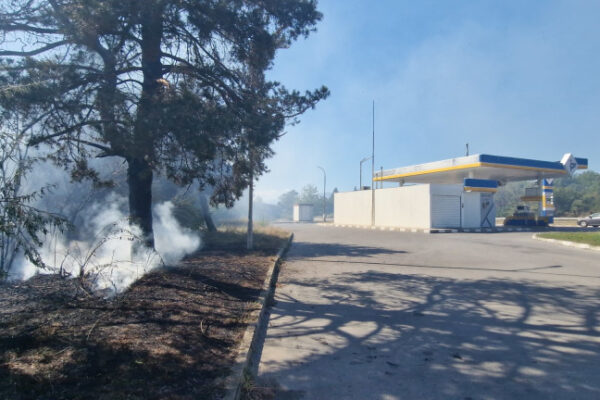 Край бензиностанция в Казанлък се бориха с пожар, наложи са да евакуират служителите