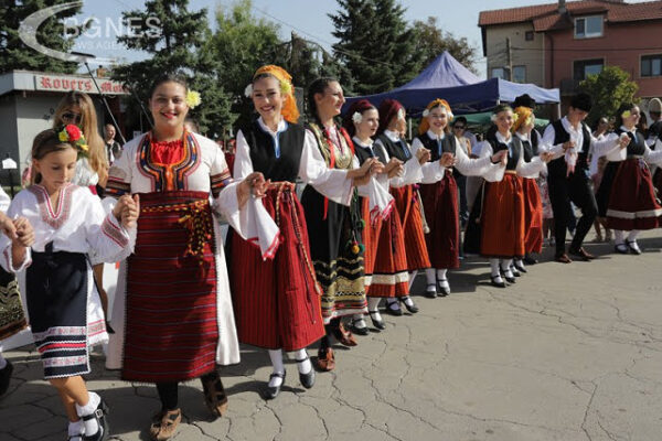 Пъстротата на българските носии на фестивала “Българска палитра”