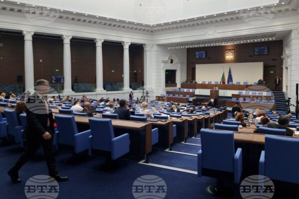 Парламентът обсъжда вота на недоверие към правителството на премиера Николай Денков заради “провала” в сектор “Енергетика”