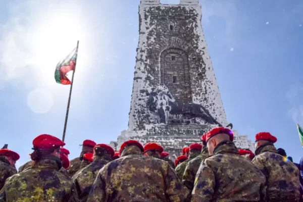 Разглеждат въпроса за задължителното военно обучение за всички граждани в България