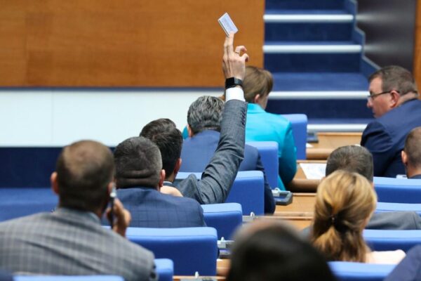 Парламентът отхвърли предложението за незабавното спиране на вноса на руския петрол