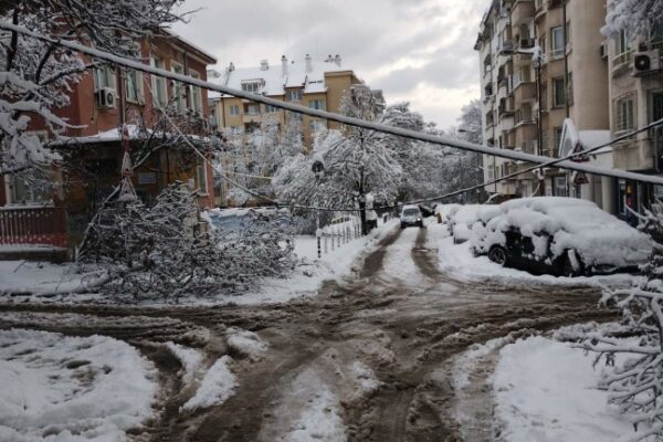 Бедствено положение в голяма част от страната заради снега