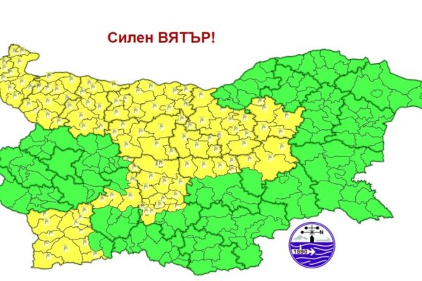 Жълт код за силен вятър обхваща 13 области на страната днес