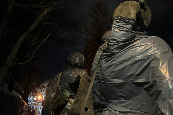 МОЧА в Долни Лозен: Бронзовите фигури транспортират за реставрация под засилена охрана