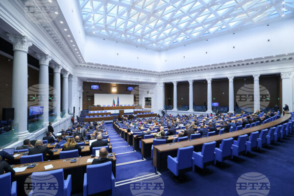 Парламентът обсъжда енергийното обновяване, отбраната и реформи в банковия сектор.