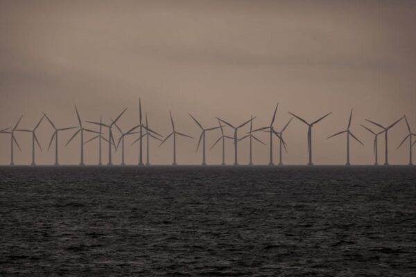 Предложен законопроект за вятърни електроцентрали в Черно море с концесии до 30 години.