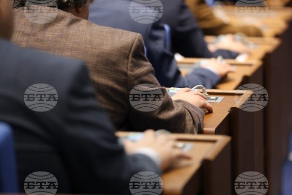 Обсъждат се промени в законопроекта за българските лични документи пред Народното събрание.