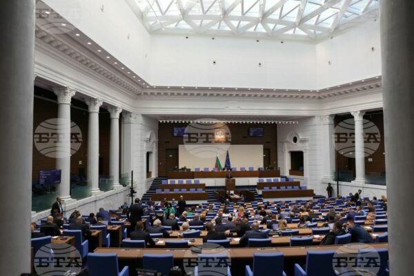 Министър-председателят Николай Денков и министрите подлагат на блиц контрол в парламента.