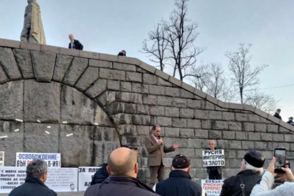 Протест в Пловдив: Изискват демонтаж на паметника на Альоша и замяна с монумент на български герои