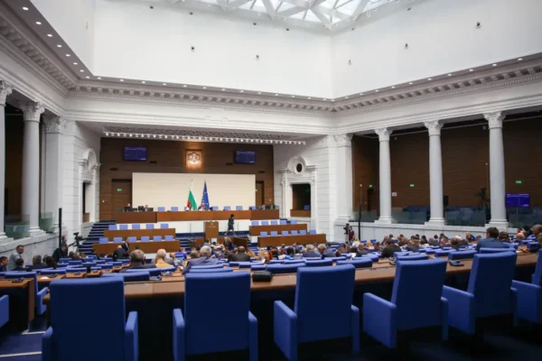 Обсъждат се предложения за промени в Парламентарния правилник и Закона за здравето в Народното събрание.