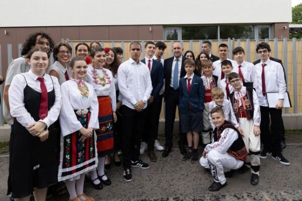 Президентите на България и Унгария откриха нов Български образователен и културен център в Будапеща.