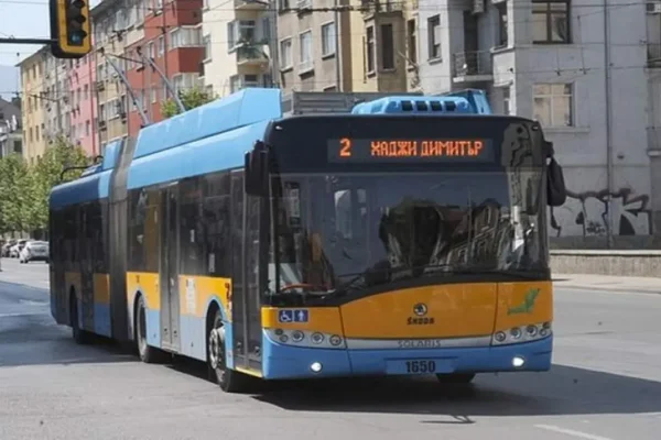 Ученици, студенти и докторанти могат да пътуват с годишна карта за 180 лева от днес.