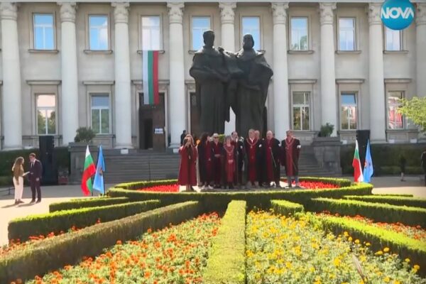 Университетски ректори с протестни ленти на шествието за 24 май в София