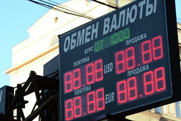 Руските банки повишиха курса на долара в обменните бюра над 100 рубли след спирането на валутната търговия