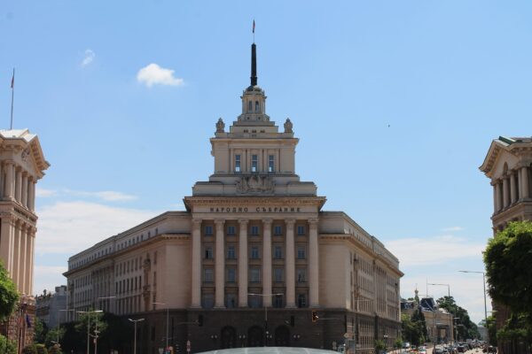 ГЕРБ-СДС провеждат срещи с политически партии за съставяне на правителство.