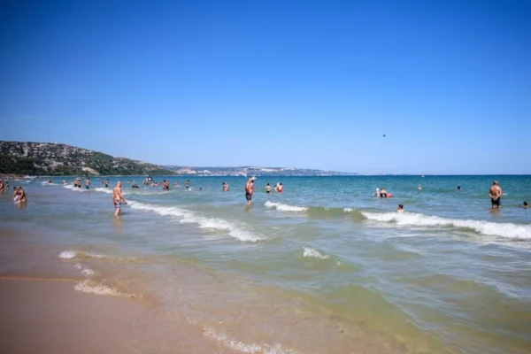 Министерството на туризма: Водата в морето край Албена и Кранево е безопасна за къпане