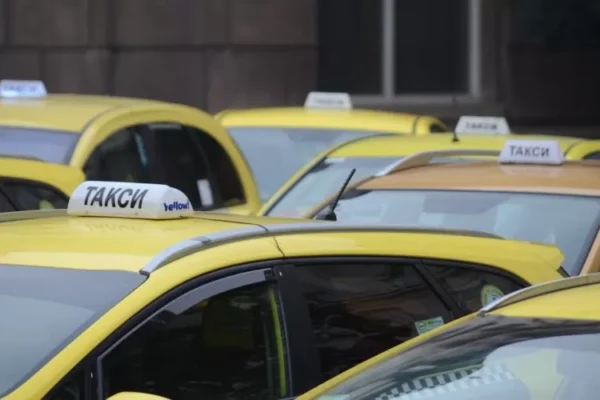 Таксиметрови шофьори в Пловдив се притесняват от замяна с индийски работници.