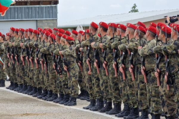 МО разглежда въвеждането на задължителна военна подготовка в България