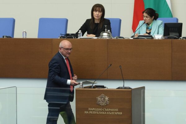 Парламентът ще заседава извънредно в неделя, за да изслуша служебния премиер Димитър Главчев за скандала с резолюцията на ООН за клането в Сребреница.
