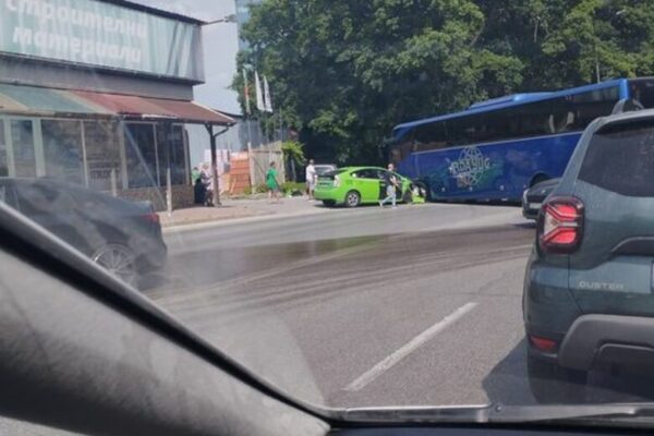 Пътното движение в столицата беше затруднено поради катастрофа между автобус с деца и такси 