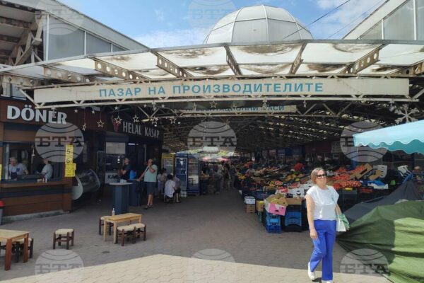 Цените на основни хранителни стоки продължават да намаляват, въпреки някои изключения.