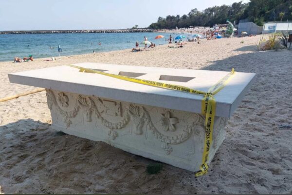 Откриха античен саркофаг на плаж до Варна