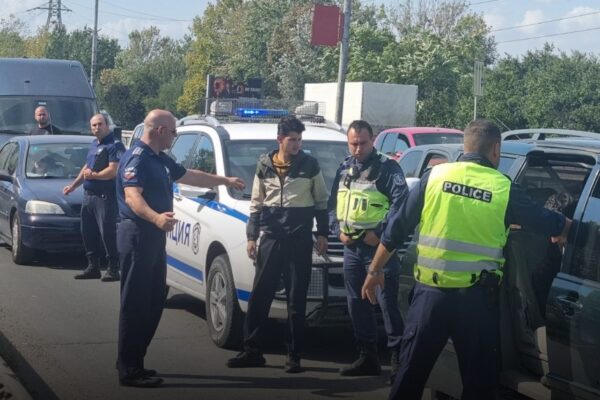 Полицаите спряха джип с 11 мигранти на АМ “Тракия”