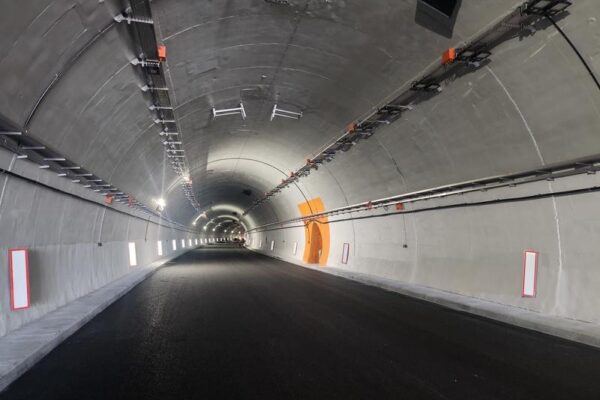 Отварят движението в тунели на АМ “Хемус” за Варна: Ремонтът е отложен до есента 