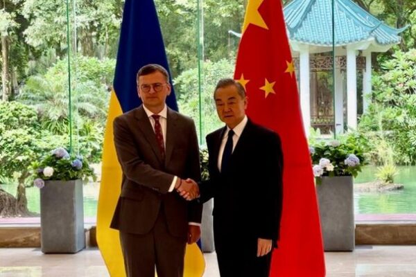 “Украйна е готова за преговори, когато Русия ще ги води добросъвестно”: Кулеба до китайския външен министър