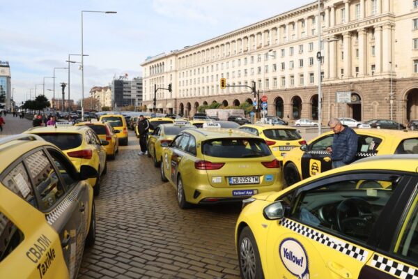 Протести на шофьори блокират движението в София днес