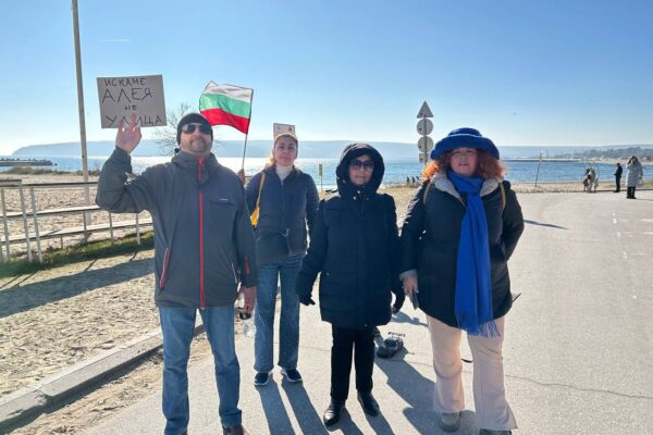 Варненци излязоха на протест: Опасяват се, че Крайбрежната алея ще стане достъпна за коли