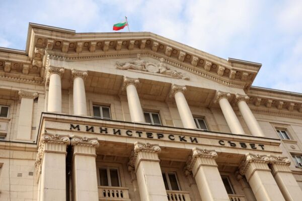 Удължават компенсирането на разходите за ток за бизнеса и обществените институции до края на март