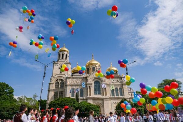 Варна отбелязва 24 май с тържествено шествие и празнична програма.