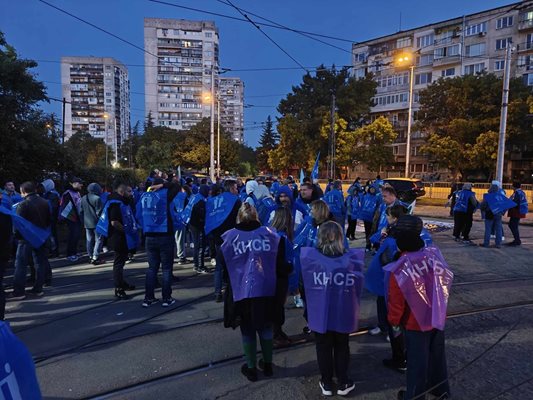 Метрото ще работи, но наземният транспорт в София остава блокиран и през уикенда заради продължаващия протест.
