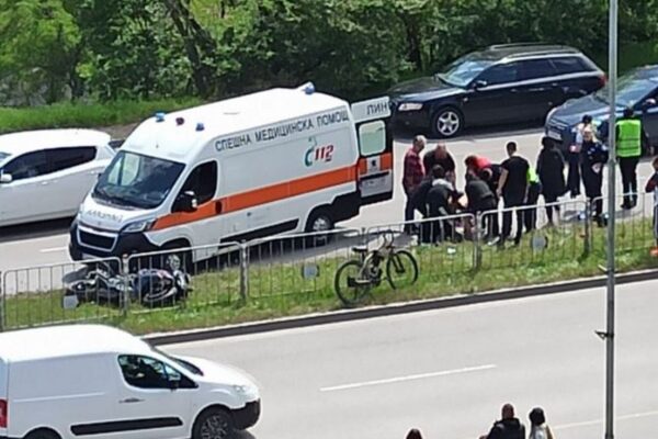 Моторист в тежко състояние след катастрофа на оживен булевард във Варна