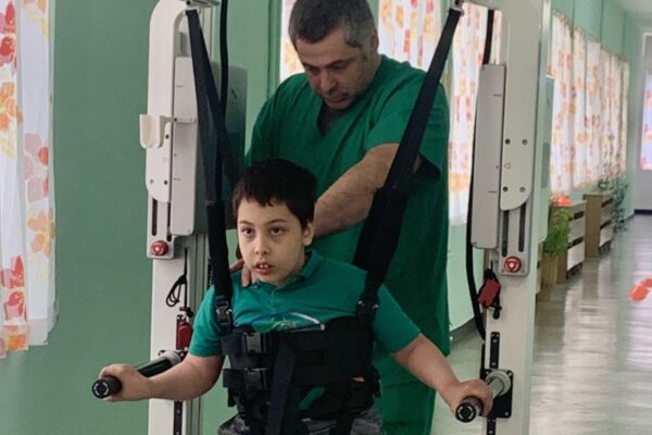 Иновативен робот подпомага рехабилитация на деца с двигателни затруднения във Варна
