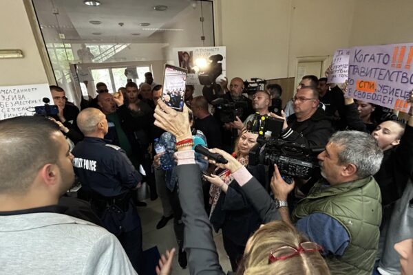 Остри сблъсъци между “Възраждане” и “Величие”: Парламентарната трибуна се превърна в арена на обвинения и обиди.