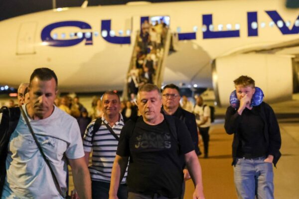 Евакуираните българи от Израел пристигнаха в София след мащабна операция с международно участие