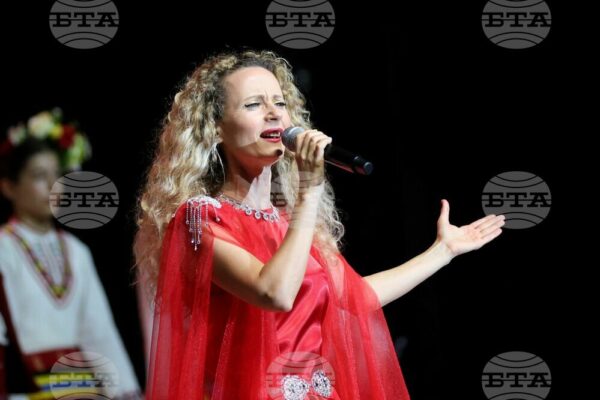 Концерт-спектакъл “Гиздава” завладя Бургас: Деси Добрева и младите таланти развълнуваха публиката.