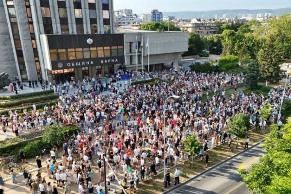 Граждани и политици се обединиха в защита на задържания кмет на Варна Благомир Коцев.