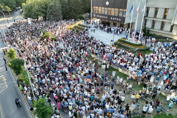 Протестиращи във Варна подкрепят кмета Благомир Коцев и настояват за справедливост.