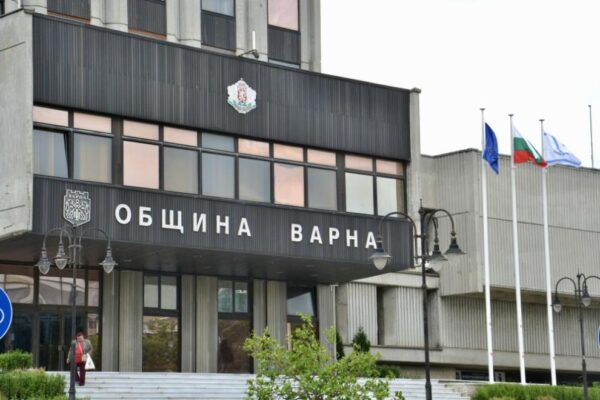 Жалбата на Община Варна срещу запора по сметките ѝ преминава към Окръжния съд