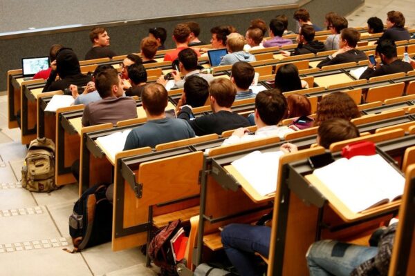 ВАС: Платеното обучение не може да е пречка за стипендия