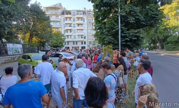 Граждани на Варна протестират пред заведението на Пламенка Димитрова в подкрепа на кмета Благомир Коцев.