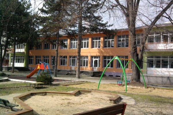 Конфликт за кабел в детска градина във Варна блокира площадката за игра на децата