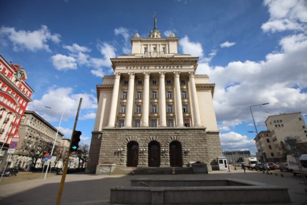 Подпалването на Партийния дом: Символ на края на една епоха.