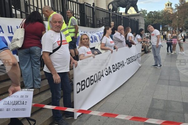 Продължават протестите пред  Съдебната палата с искания за независим съд и освобождаване на кмета на Варна.