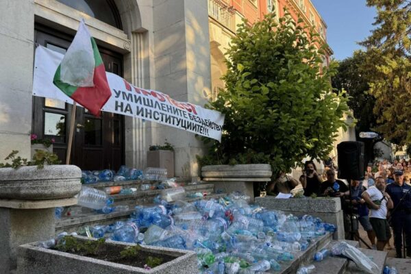 Плевенчани отново на протест: Водната криза продължава, търсят се дългосрочни решения.