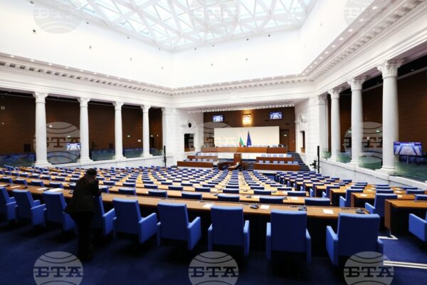 Липса на кворум отново блокира работата на парламента; МЕЧ протестират с лозунги.